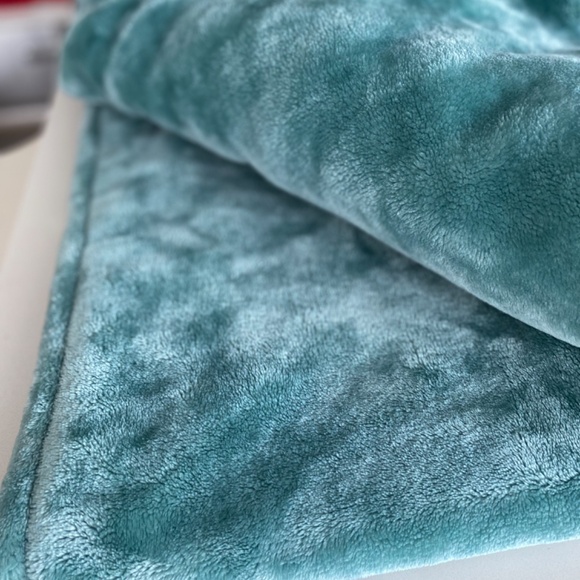 Superior Wrinkle Resistant Plush Throw, 51’’x 73’’ - Picture 6 of 8